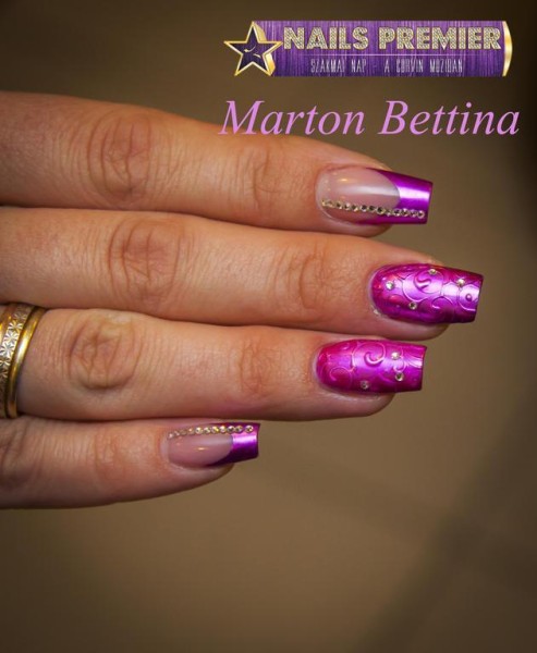 Marton Bettina a pink Liquid Metal Gel&Lac-kal készítette a körmöt